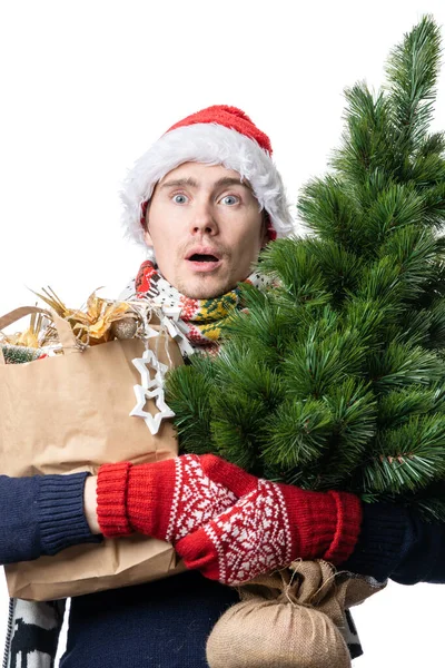 サンタの帽子の写真家クリスマスツリー ギフト付きの箱 白い背景に手に紙を包む — ストック写真