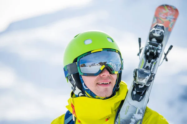 Foto Man Bär Hjälm Bär Glasögon Med Skidor Mot Bakgrund — Stockfoto