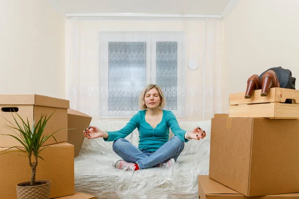 Foto Menina Lótus Posar Sofá Novo Apartamento — Fotografia de Stock