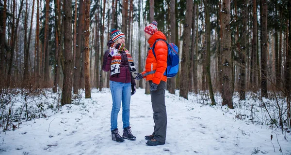 Bild Idrottsman Och Kvinna Stående Vinterskogen Dagen — Stockfoto