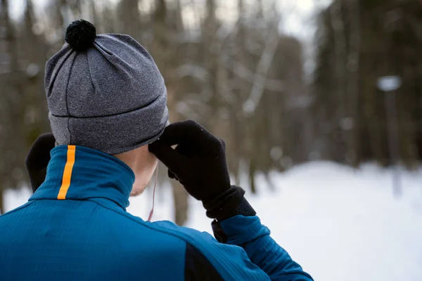 Portret Biegacza Tyłu Ubranego Ciepłą Odzież Sportową Noszącego Słuchawki Przygotowującego — Zdjęcie stockowe