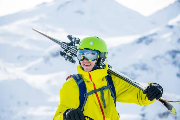 Портрет Спортивного Человека Шлеме Лыжами Плече Фоне Гор Днем — стоковое фото