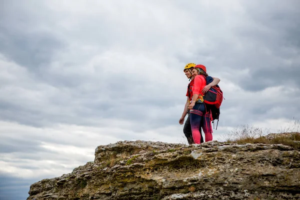 Fotó Hátulról Ölelkező Férfi Turista Hegyen Nyári Napon — Stock Fotó