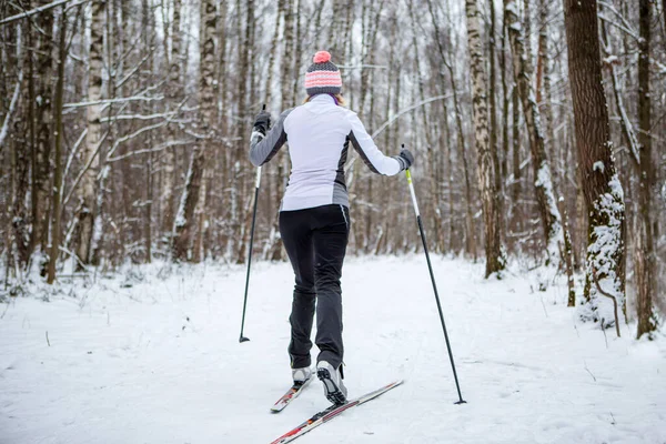 身穿白色夹克的女滑雪者照片 — 图库照片