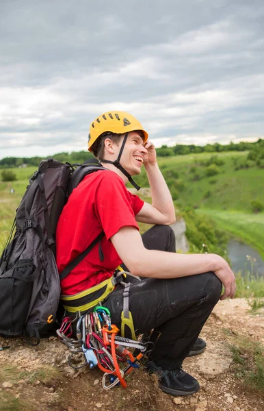 Fotografie Usměvavého Mužského Turisty Žluté Přilbě Batohem Karabinami Kopci Letní — Stock fotografie