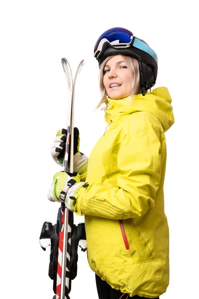 배경에 스키를 헬멧에 — 스톡 사진