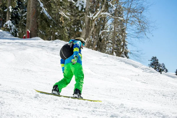 Zdjęcie Człowieka Jeżdżącego Snowboardzie Śnieżnego Wzgórza Zimowy Dzień — Zdjęcie stockowe