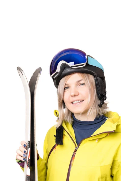 Fille Souriante Dans Casque Tenant Des Skis Isolés Sur Fond — Photo
