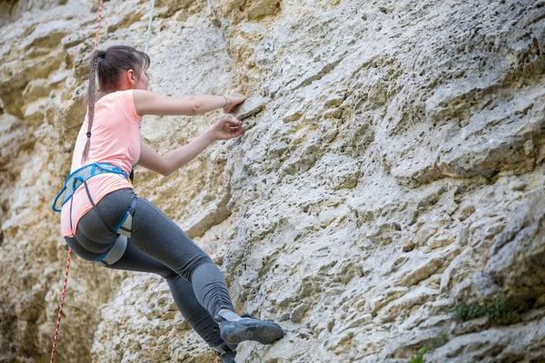 Fénykép Sportoló Lány Mászik Sziklán Háttér Zöld Fák — Stock Fotó