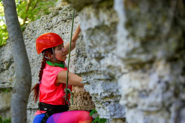 Fénykép Oldalnézetben Sport Piros Sisak Mászik Fel Hegyre Nyári Napon — Stock Fotó