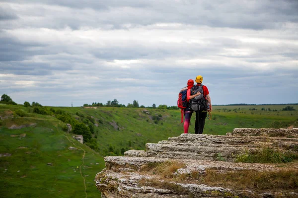 Foto Från Baksidan Kramas Man Och Kvinna Turist Berget Sommardagen — Stockfoto