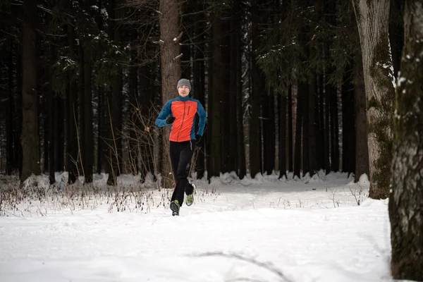 Foto Běh Sportovec Mezi Stromy Zimě Lese Ranní — Stock fotografie