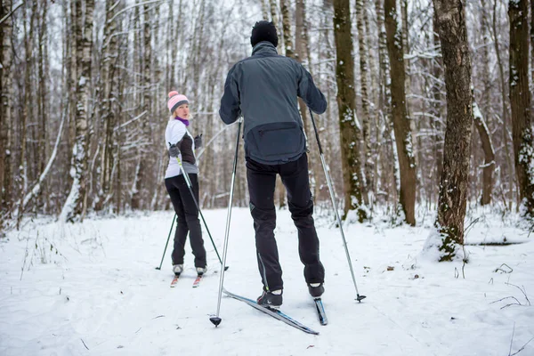 Imagem Mulher Esportes Homem Esquiando Floresta Inverno Durante Dia — Fotografia de Stock