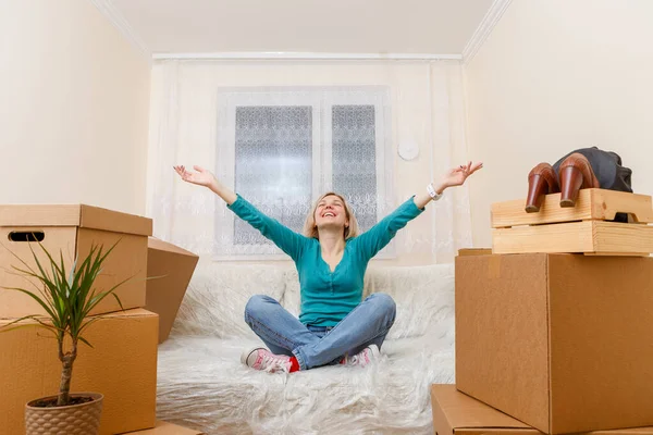 Foto Menina Sentada Sofá Entre Caixas Papelão Novo Apartamento — Fotografia de Stock