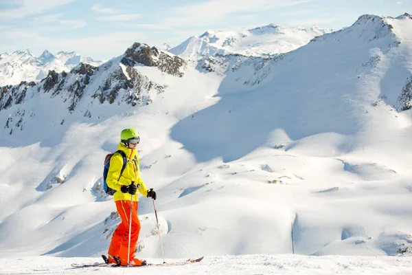 Foto Van Een Sportieve Man Skiën Tegen Achtergrond Van Besneeuwde — Stockfoto