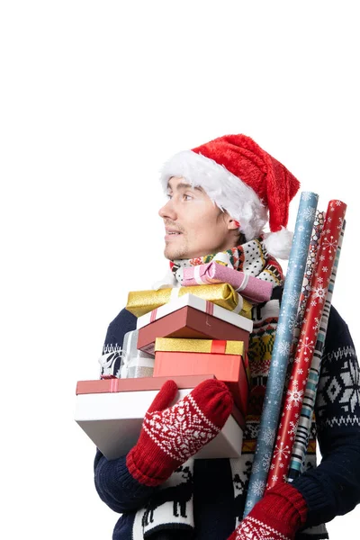 圣诞老人头戴圣诞礼帽 戴着礼品盒 手里拿着空白白底包装纸的沉思男子的照片 — 图库照片