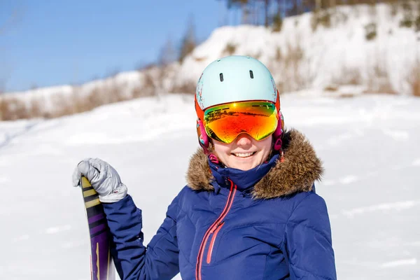 Retrato Mulher Esportiva Usando Capacete Com Snowboard Olhando Para Câmera — Fotografia de Stock