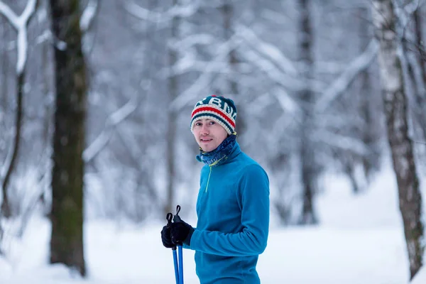 Retrato Esquiador Masculino Floresta Tarde Inverno — Fotografia de Stock
