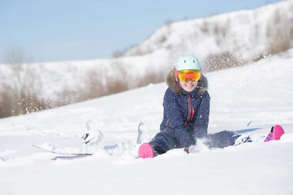 Foto Van Atleet Vrouw Helm Zittend Sneeuwdrift Winter — Stockfoto