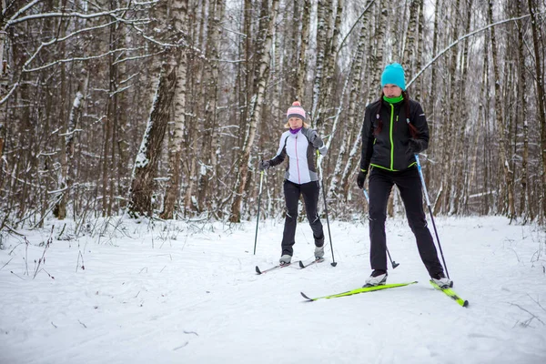 Imagem Mulheres Esportivas Homens Esquiando Floresta Inverno Durante Dia — Fotografia de Stock