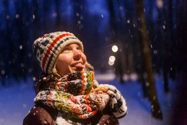 Retrato Mulher Sorrindo Olhando Para Cima Boné Malha Floresta Inverno — Fotografia de Stock