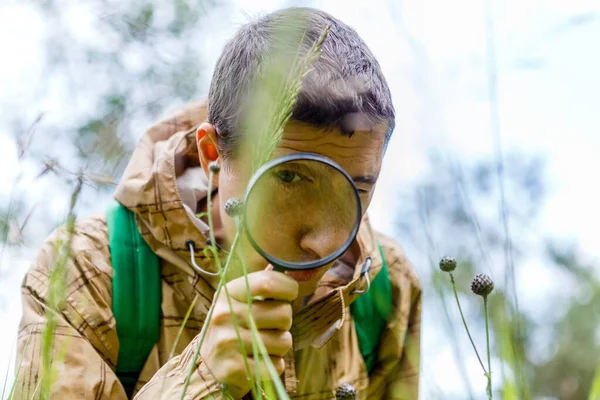 Bild Miljörövaren Med Förstoringsglas Sommarskogen — Stockfoto
