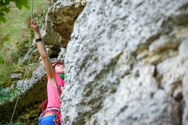 Fénykép Hátulról Fiatal Sport Piros Sisak Mászik Fel Hegyre Tetején — Stock Fotó