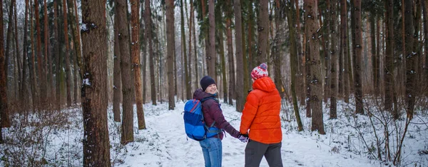 Foto Man Och Kvinna Promenad Vinterskogen Mot Bakgrund Träd — Stockfoto