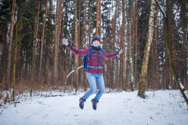 Foto Mulher Pulando Com Mochila Andando Floresta Inverno Durante Dia — Fotografia de Stock