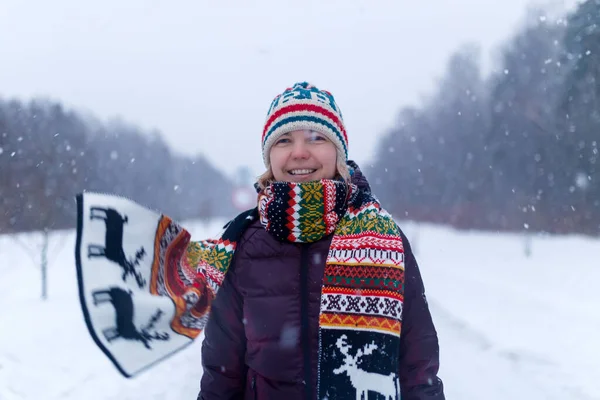 Retrato Menina Chapéu Malha Floresta Inverno Fundo Borrado — Fotografia de Stock