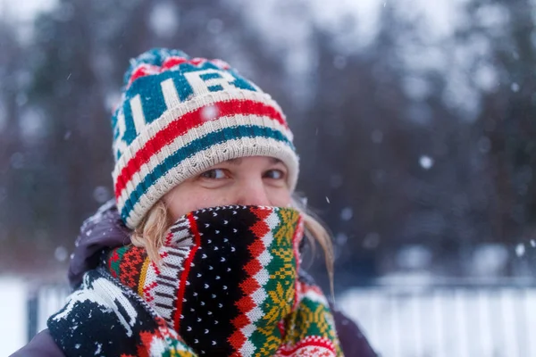 Retrato Menina Chapéu Malha Floresta Inverno Fundo Borrado — Fotografia de Stock