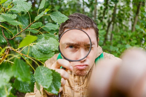 Porträtt Människan Botaniker Med Förstoringsglas Sommarskogen — Stockfoto