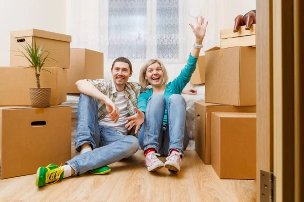 Imagem Casal Feliz Sentado Sofá Entre Caixas Papelão Novo Apartamento — Fotografia de Stock