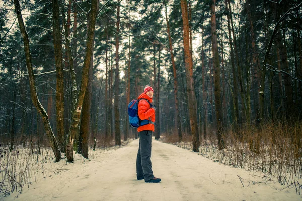 Imagem Homem Com Mochila Floresta Inverno Tarde Contra Fundo Árvore — Fotografia de Stock