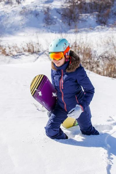 Foto Van Vrouwelijke Atleet Helm Met Snowboard Gaan Winterpark — Stockfoto