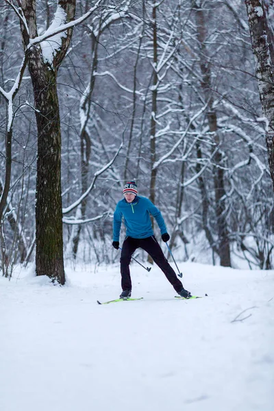 Foto Esquiador Masculino Floresta Inverno Tarde — Fotografia de Stock