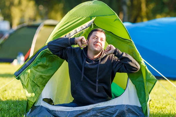 Mannen Vaknade Satte Sig Ner Och Sträckte Sig Tältet Morgon — Stockfoto