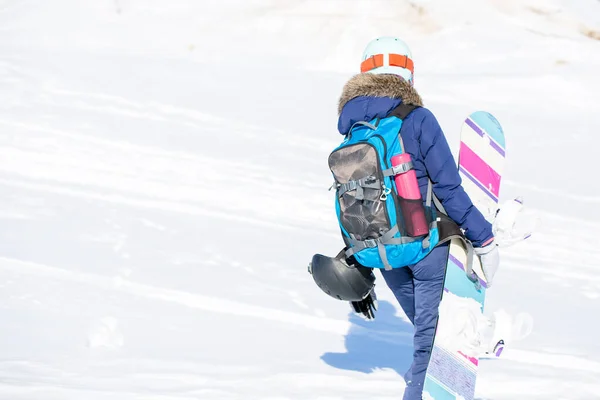 Imagen Espalda Mujer Casco Con Mochila Snowboard Parque Invierno Invierno —  Fotos de Stock