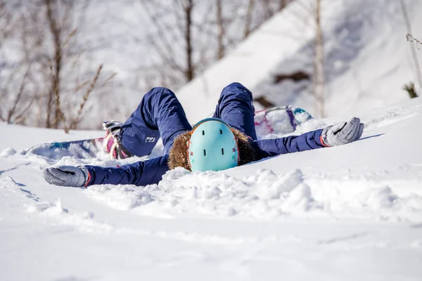 Retrato Parte Trás Atleta Capacete Deitado Encosta Nevada Dia Inverno — Fotografia de Stock