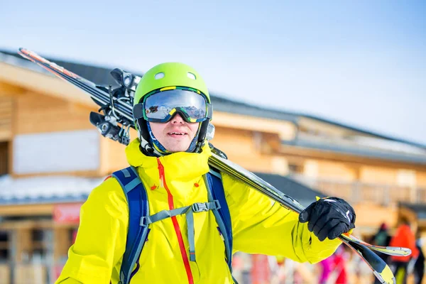白天头戴滑雪板 头戴安全帽 靠着建筑物背景图片 — 图库照片