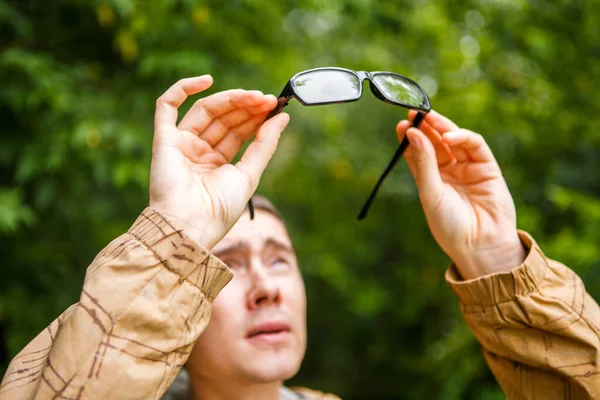 Photo Man Holding Glasses Head Background Trees — Stock Photo, Image