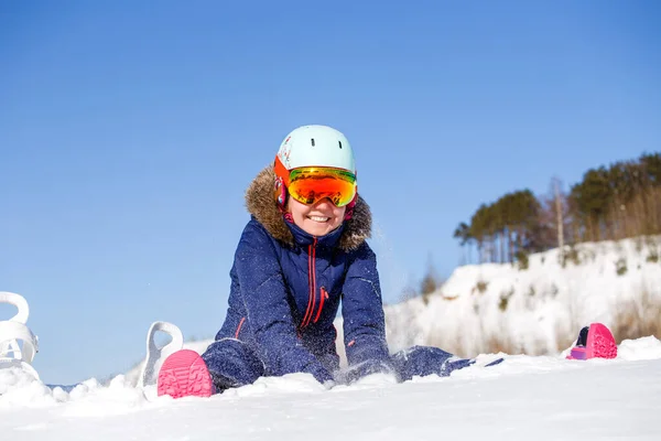 Foto Atleta Feminina Capacete Sentada Deriva Neve Durante Inverno — Fotografia de Stock