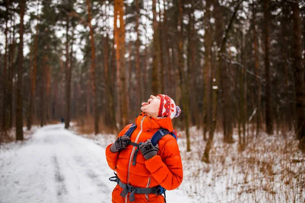 Imagem Homem Olhando Para Fundo Das Árvores Inverno — Fotografia de Stock