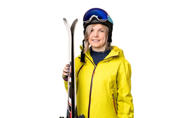 Chica Sonriente Casco Sosteniendo Esquís Aislados Sobre Fondo Blanco — Foto de Stock