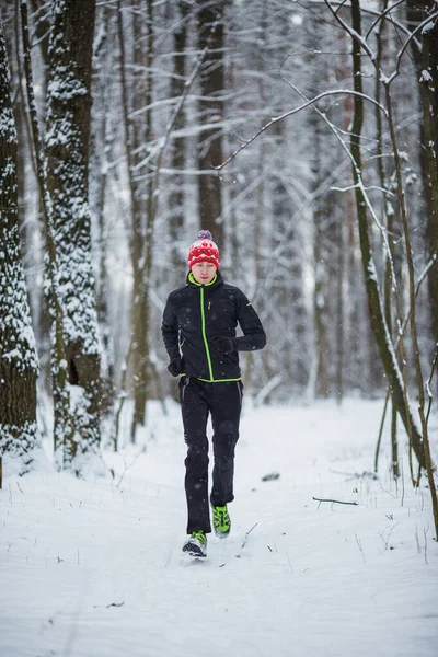 Foto Atleta Correndo Entre Árvores Floresta Inverno Pela Manhã — Fotografia de Stock