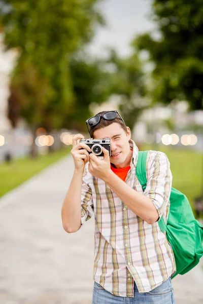 Beeld Van Brunet Met Camera Zomer Straat Middag Stad — Stockfoto