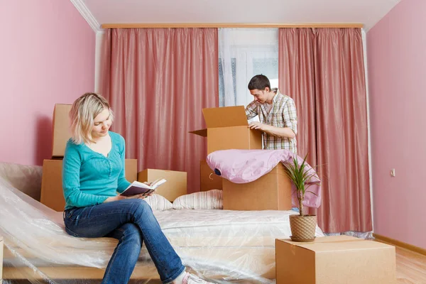 Foto Van Man Vrouw Met Boek Zittend Bed Tussen Kartonnen — Stockfoto