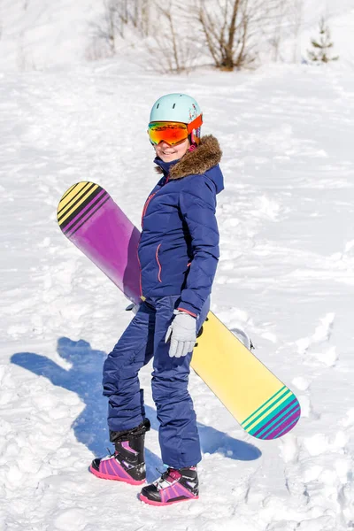 Foto Completa Mulher Atlética Usando Capacete Com Snowboard Colina Nevada — Fotografia de Stock