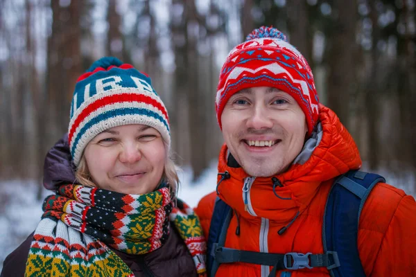 Εικόνα Του Ευτυχισμένου Ζευγαριού Που Περπατά Στο Χειμερινό Δάσος Φόντο — Φωτογραφία Αρχείου