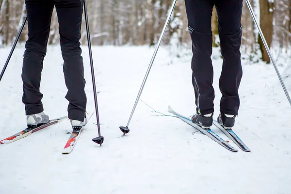 Foto Pernas Dois Esquiadores Inverno — Fotografia de Stock